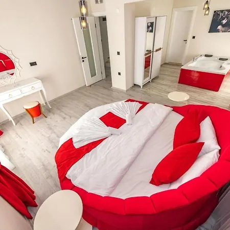 Olive Oyl - With Private Pool For 6 People In Hisaronue Villa *