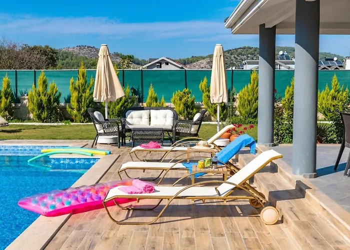 Olive Oyl - With Private Pool For 6 People In Hisaronue Vila