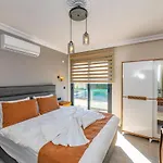 Olive Oyl - With Private Pool For 6 People In Hisaronue *